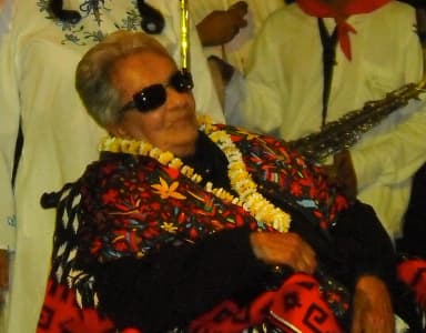 Chavela Vargas: Durante el homenaje dedicado a la gran Chavela Vargas en Tepoztlán, Morelos, el 23 de noviembre de 2009. Aquí aparece con parte de la Banda de Tlayacapan.
