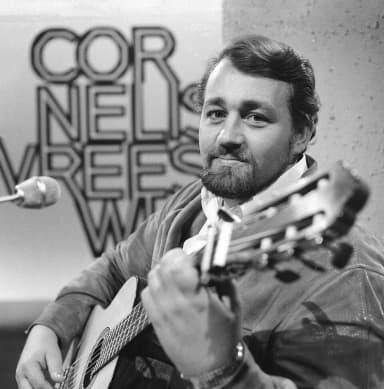 Cornelis Vreeswijk: Collectie / Archief : Fotocollectie Anefo Reportage / Serie : [ onbekend ] Beschrijving : Cornelis Vreeswijk gaat zingen voor TV in eigen show (beroemd in