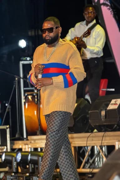 Ferré Gola performing