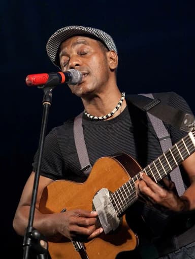 Tito Paris: Tito Paris in celebration of 35th anniversary of independence Cape Verde.