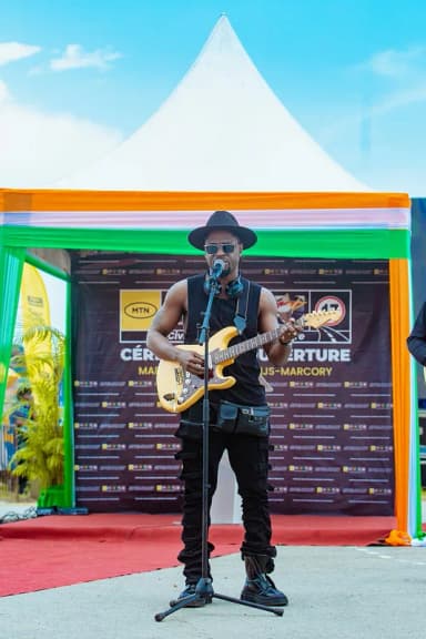 Bebi Philip performing