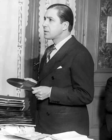 Carlos Gardel: Carlos Gardel en 1933 en su casa de la calle Jean Jaures 735 del barrio del Abasto.