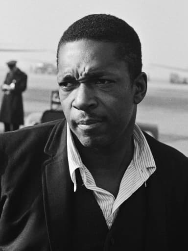 John Coltrane: Amerikaanse jazz-saxofonist John Coltrane op Schiphol aangekomen. John Coltrane