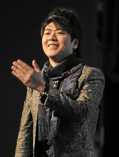 Lang Lang: DAVOS/SWITZERLAND, 27JAN10 - Lang Lang, Pianist, People's Republic of China acknowledges the applause after playing the grand piano during the 'Presentation of