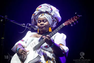 Nélida Karr playing guitar on stage at WOMEX 2018
