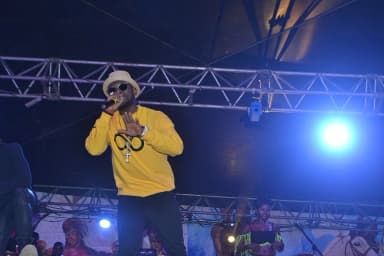 Salatiel performing