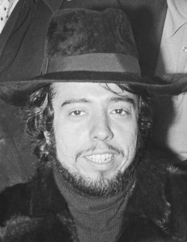 Sérgio Mendes: Collectie / Archief : Fotocollectie Anefo Reportage / Serie : Aankomst van de Braziliaanse muzikant Sergio Mendes en zijn groep op Beschrijving : Op de