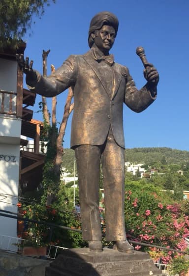 Zeki Müren: Zeki Müren büstü, Zeki Müren Sanat Müzesi, Bodrum.