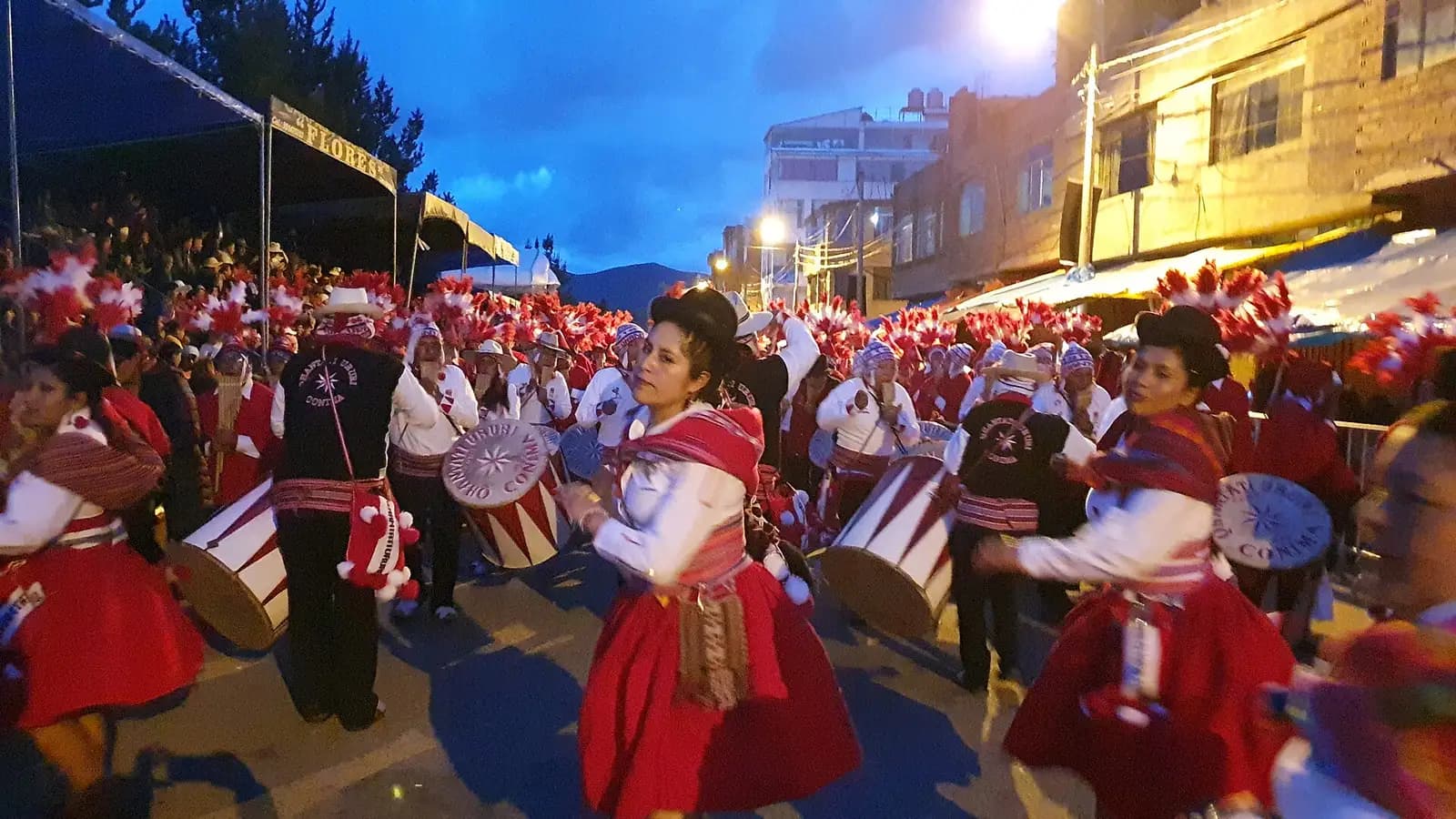 Peru: Alegría y color iluminan el atardecer del altiplano alabando a la Virgen de la Candelaria.