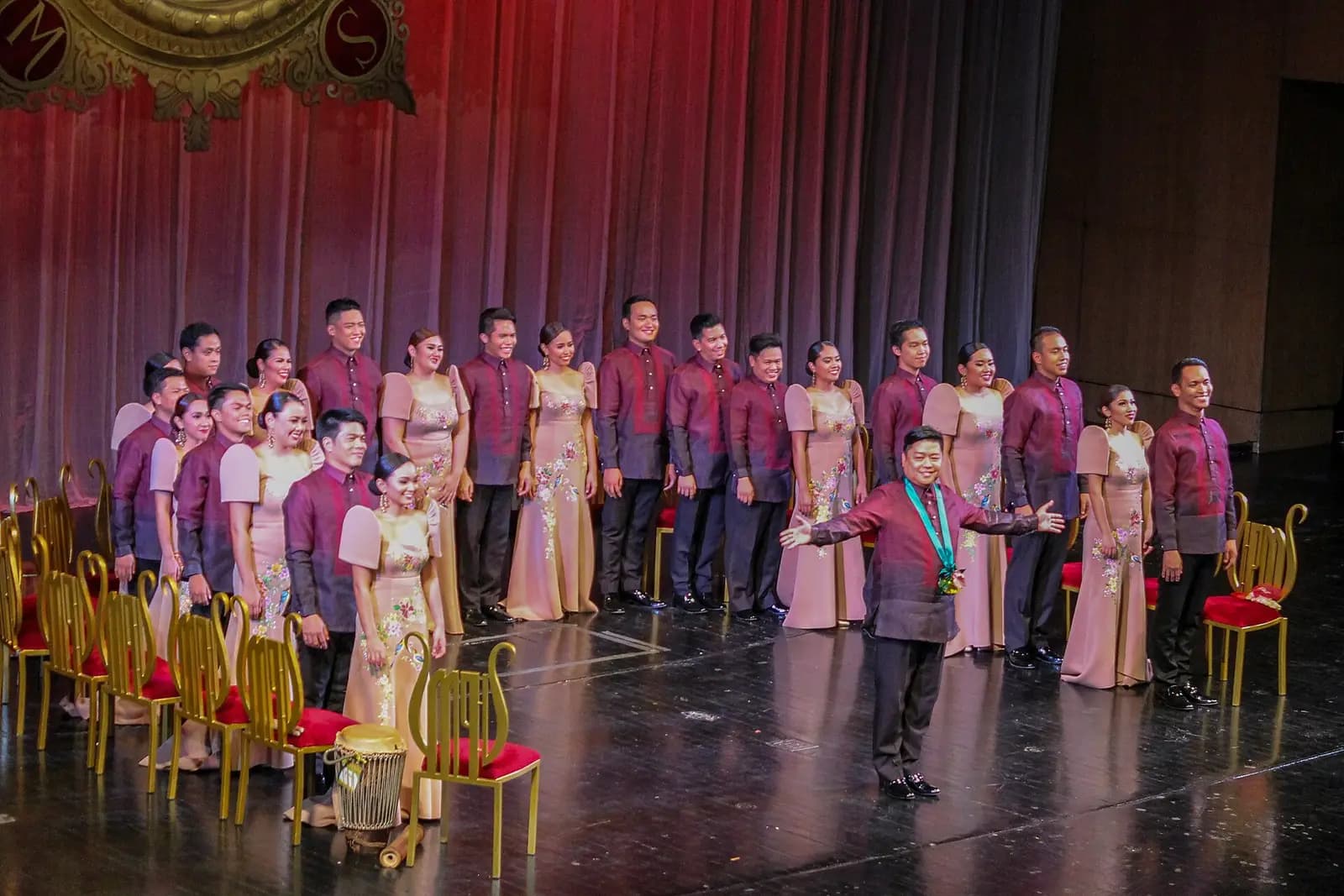 Philippines: The Philippine Madrigal Singers acknowledges the audience at the end of their concert "Trionfo" (8 October 2016) at the Main Theater (Tanghalang Nicanor
